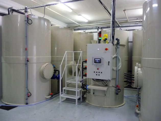Stacja uzdatniania i recyklingu ścieków przemysłowych SW2000 o wydajności 2000 l/h ze zbiornikami do odbioru wody zanieczyszczonej oraz zbiornikiem do magazynowania wody uzdatnionej.